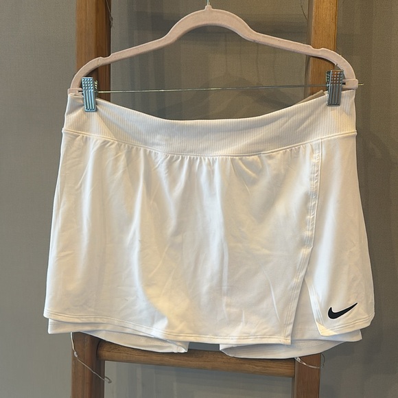 WHITE NIKE SKORT - Picture 3 of 8